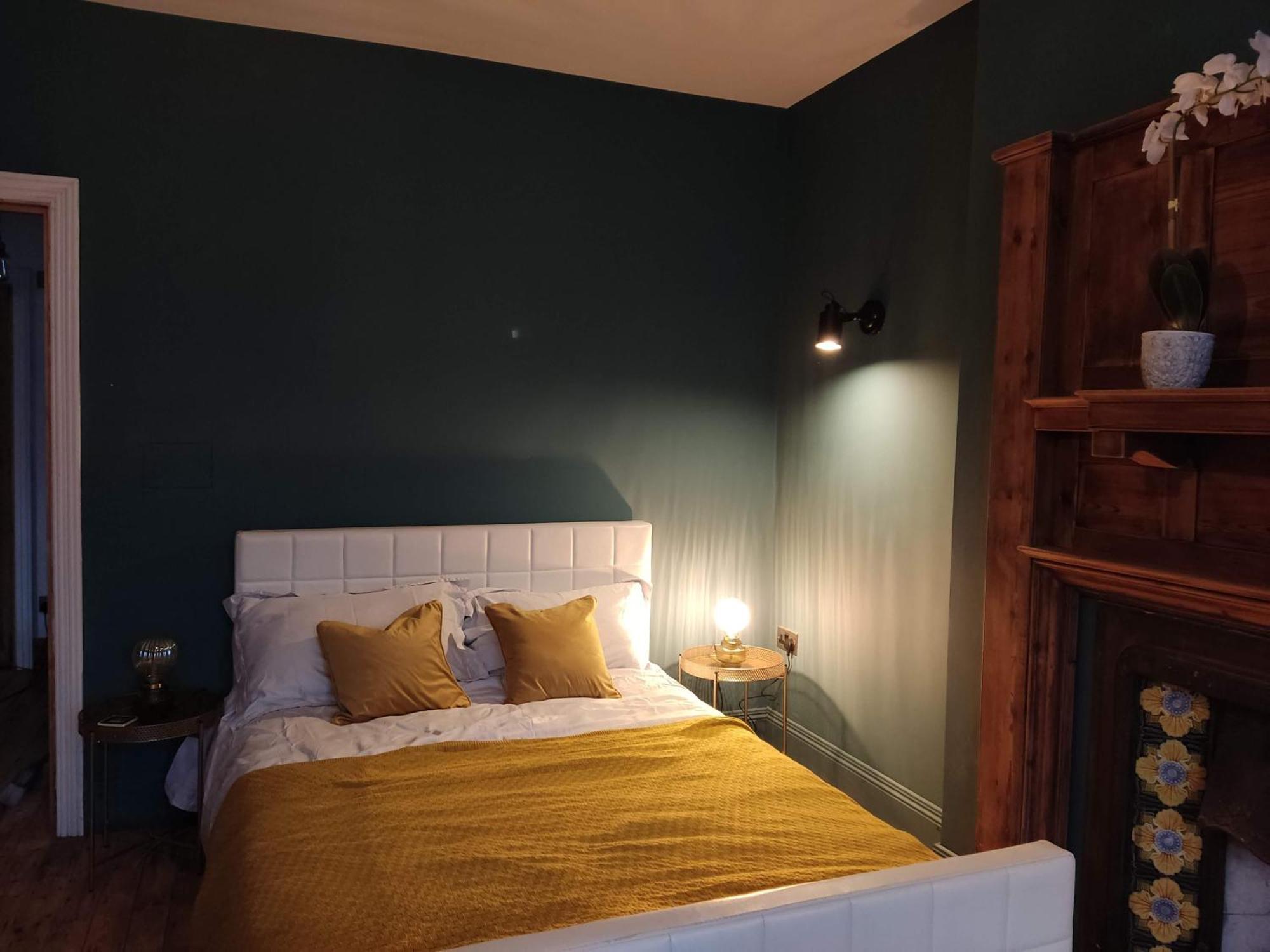 Remarkable 7-bed House In * Londra
