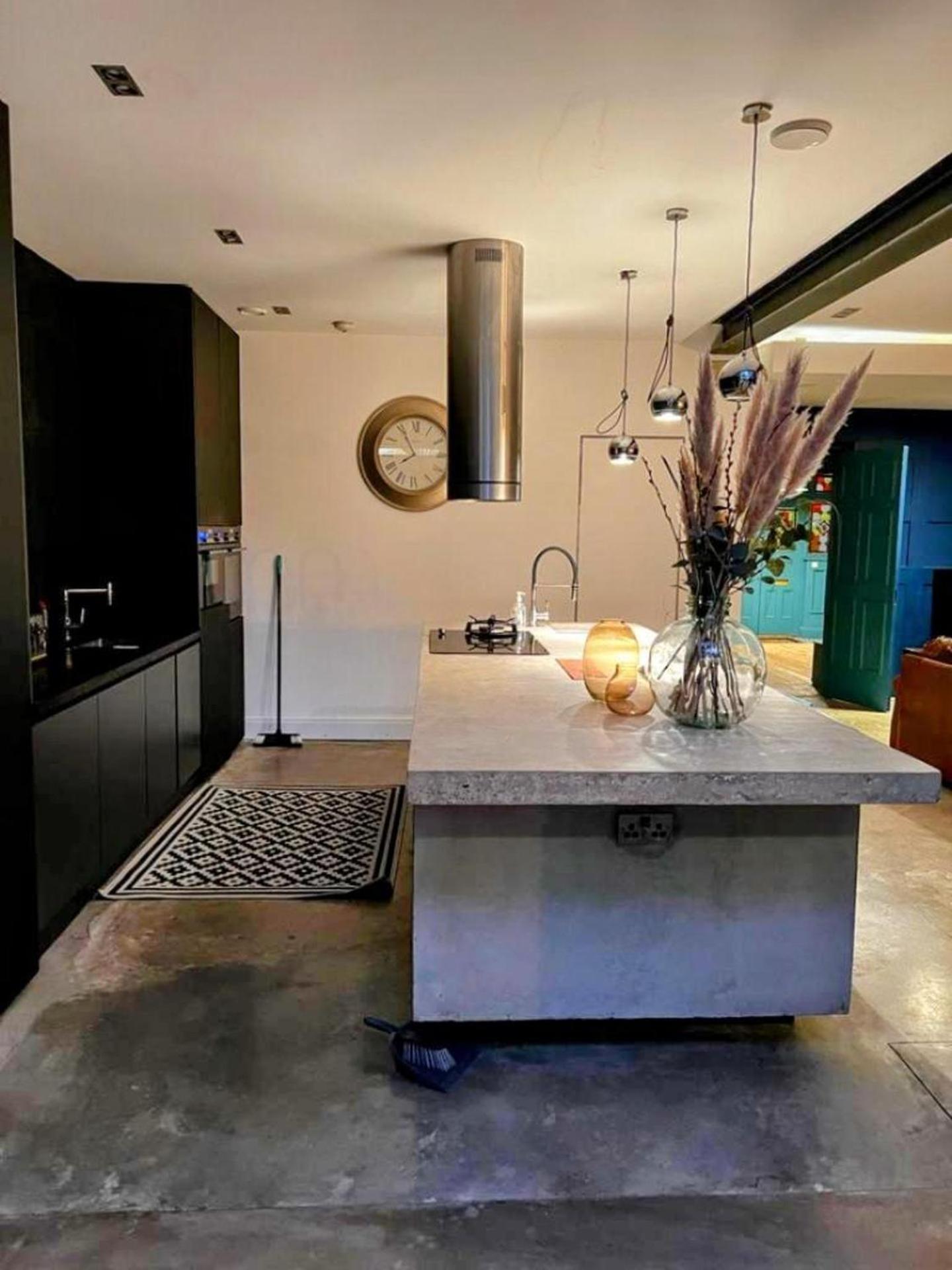 Remarkable 7-bed House In * Londra